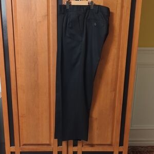 Izod Men's Black Pleated Dress Slacks